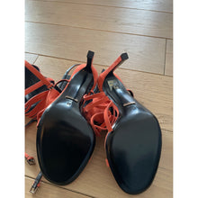 Load image into Gallery viewer, Gucci Orange Fringe Pumps