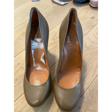 Load image into Gallery viewer, Gucci Taupe Leather Pumps
