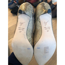 Load image into Gallery viewer, Guiseppe Zanotti Gold Snake Foil Short Pump
