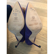 Load image into Gallery viewer, Carolina Herrera Purple Suede Pump
