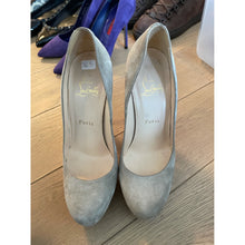 Load image into Gallery viewer, Christian Louboutin Bianca Back Zip Taupe Pump
