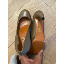 Load image into Gallery viewer, Gucci Taupe Leather Pumps

