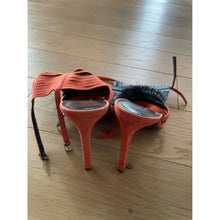 Load image into Gallery viewer, Gucci Orange Fringe Pumps
