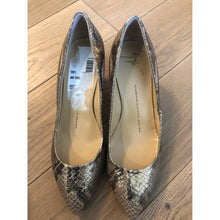 Load image into Gallery viewer, Guiseppe Zanotti Gold Snake Foil Short Pump

