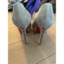 Load image into Gallery viewer, Christian Louboutin Bianca Back Zip Taupe Pump
