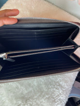 Load image into Gallery viewer, MCM Viestos Zip Wallet
